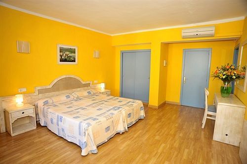 Hostal Hpc Porto Colom Ngoại thất bức ảnh